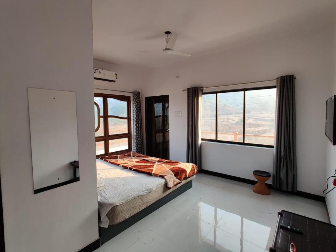 Hotel Sunshine Sea View Alībāg Exteriér fotografie