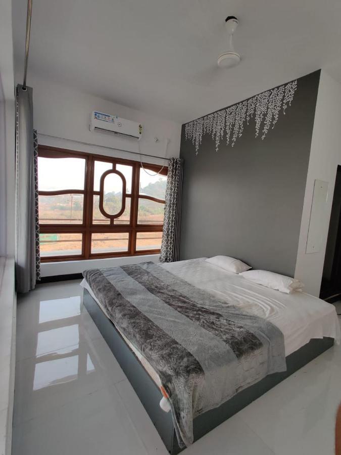 Hotel Sunshine Sea View Alībāg Exteriér fotografie